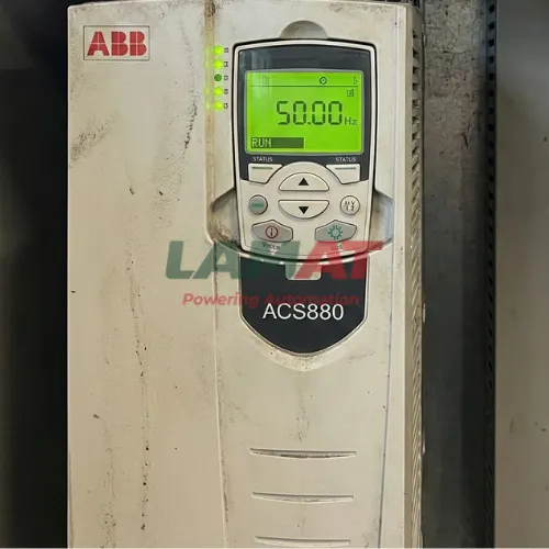 Cận cảnh biến tần ABB ACS880 đang hoạt động trạng thái bình thường bên trong tủ điện điều khiển nhà máy