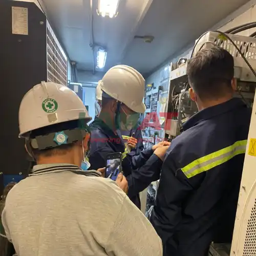 Đội ngũ kỹ sư mang theo thiết bị đo lường đến khảo sát và sửa chữa biến tần ABB tận nơi tại nhà máy ở Bình Dương