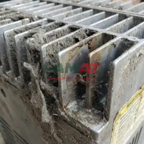 Khe tản nhiệt biến tần bị nghẹt bụi bẩn do thiếu bảo trì định kỳ